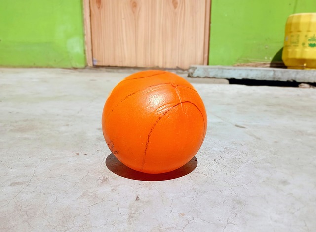 表现也不容 表现也不容